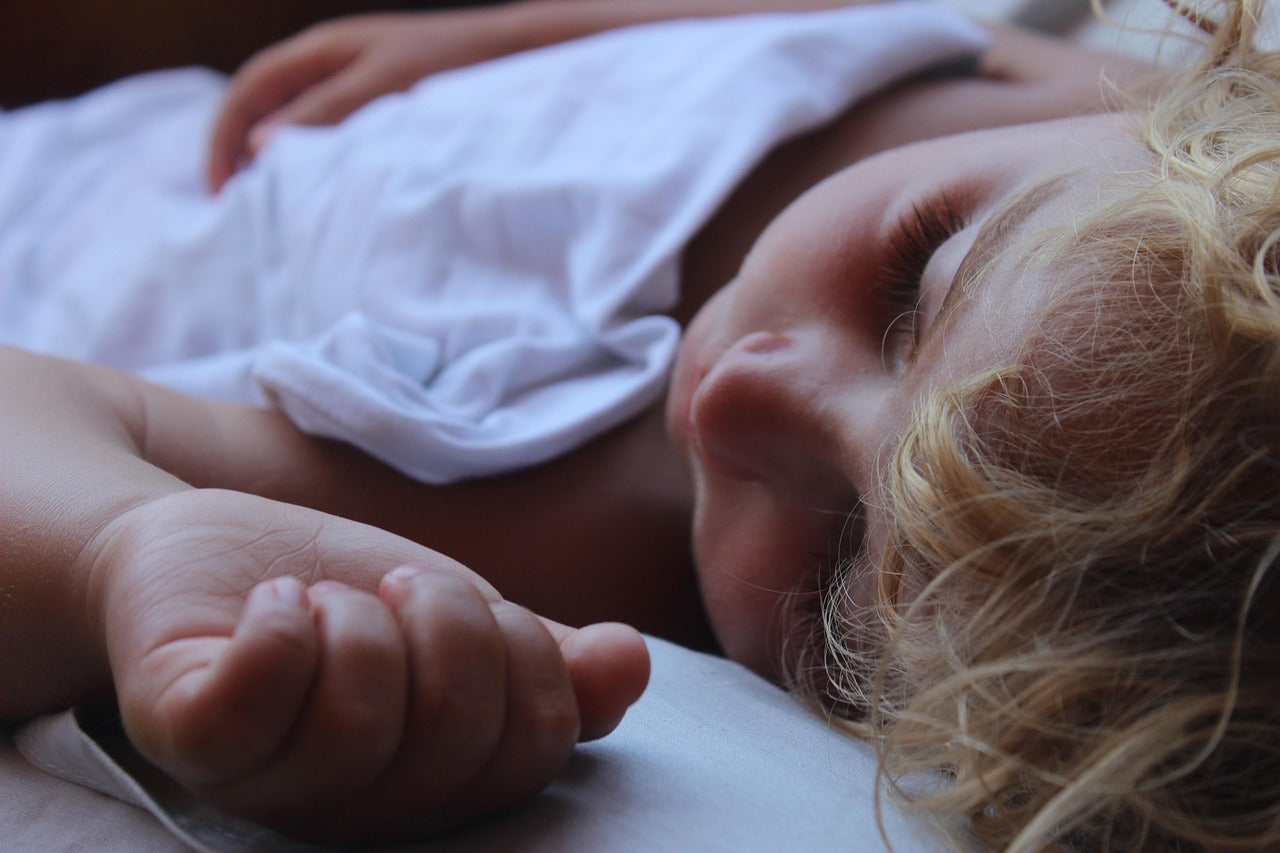 bébé qui dort profondément grâce a la couverture lestée enfant