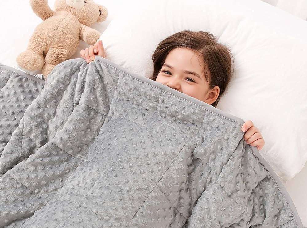 Jeune fille sous la couverture lestée enfant